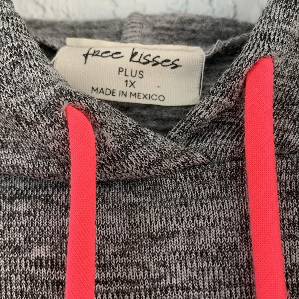 Free kisses plus size  sweatshirt  1X - Picture 3 of 10